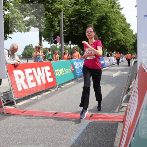 15.06.2025 - REWE Women's Run Strokosch-Dieckow http://msf.ph/oto/7937975 15.06.2025 11:11:39 Ziel 5237, 5239, 5398, 5411, 5412, 5523, 5677 meine-sportfotos.de