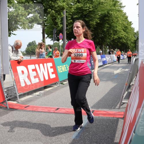 15.06.2025 - REWE Women's Run Strokosch-Dieckow http://msf.ph/oto/7937987 15.06.2025 11:11:40 Ziel 5237, 5239, 5398, 5411, 5412, 5523, 5614, 5677 meine-sportfotos.de