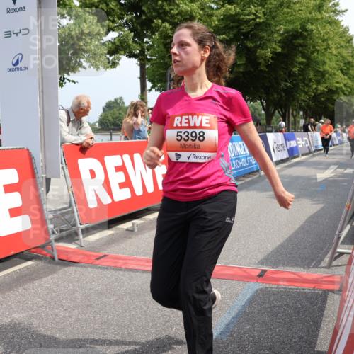15.06.2025 - REWE Women's Run Strokosch-Dieckow http://msf.ph/oto/7937998 15.06.2025 11:11:40 Ziel 5237, 5239, 5398, 5411, 5412, 5523, 5614, 5677 meine-sportfotos.de
