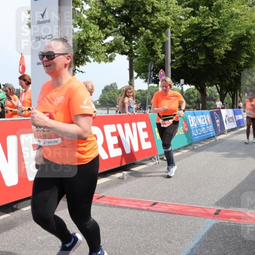 15.06.2025 - REWE Women's Run Strokosch-Dieckow http://msf.ph/oto/7938033 15.06.2025 11:11:46 Ziel 5398, 5523, 5584, 5614 meine-sportfotos.de