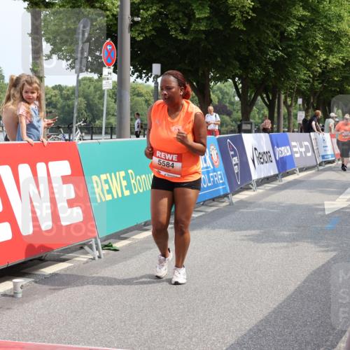 15.06.2025 - REWE Women's Run Strokosch-Dieckow http://msf.ph/oto/7938084 15.06.2025 11:11:48 Ziel 5523, 5584, 5614 meine-sportfotos.de