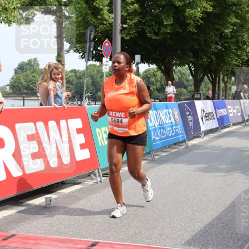 15.06.2025 - REWE Women's Run Strokosch-Dieckow http://msf.ph/oto/7938096 15.06.2025 11:11:48 Ziel 5523, 5584, 5614 meine-sportfotos.de