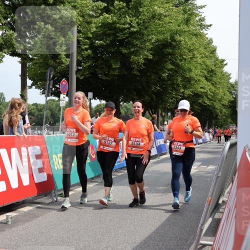 15.06.2025 - REWE Women's Run Strokosch-Dieckow http://msf.ph/oto/7938229 15.06.2025 11:12:06 Ziel 5134, 5137, 5323, 5343, 5512 meine-sportfotos.de