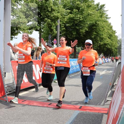 15.06.2025 - REWE Women's Run Strokosch-Dieckow http://msf.ph/oto/7938259 15.06.2025 11:12:07 Ziel 5134, 5137, 5323, 5343, 5512 meine-sportfotos.de