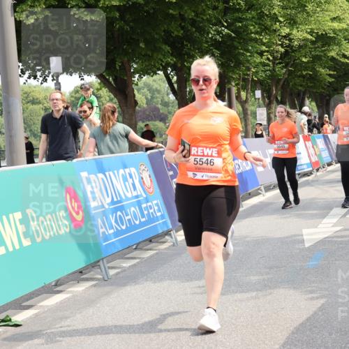 15.06.2025 - REWE Women's Run Strokosch-Dieckow http://msf.ph/oto/7938292 15.06.2025 11:12:19 Ziel 5235, 5546, 5645 meine-sportfotos.de