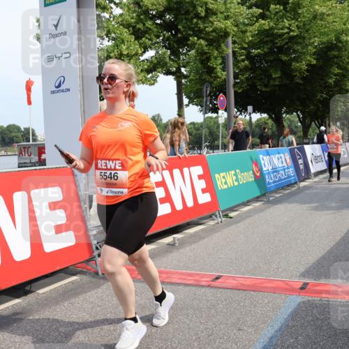 15.06.2025 - REWE Women's Run Strokosch-Dieckow http://msf.ph/oto/7938326 15.06.2025 11:12:20 Ziel 5235, 5546, 5645 meine-sportfotos.de