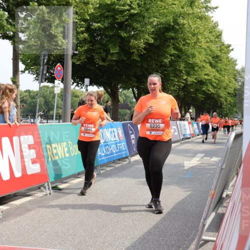 15.06.2025 - REWE Women's Run Strokosch-Dieckow http://msf.ph/oto/7938352 15.06.2025 11:12:24 Ziel 5235, 5386, 5546, 5645, 5650 meine-sportfotos.de
