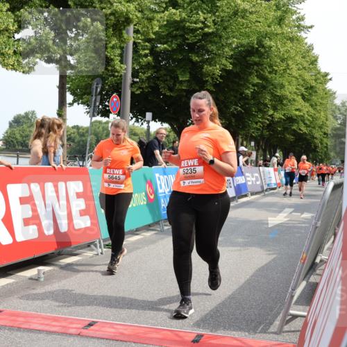 15.06.2025 - REWE Women's Run Strokosch-Dieckow http://msf.ph/oto/7938369 15.06.2025 11:12:24 Ziel 5235, 5386, 5546, 5645, 5650 meine-sportfotos.de