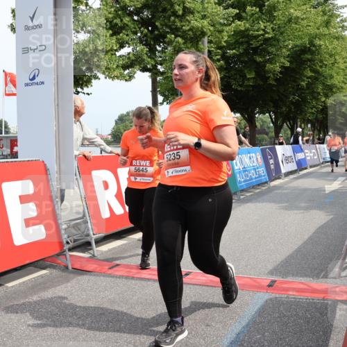 15.06.2025 - REWE Women's Run Strokosch-Dieckow http://msf.ph/oto/7938394 15.06.2025 11:12:25 Ziel 5235, 5386, 5546, 5645, 5650 meine-sportfotos.de