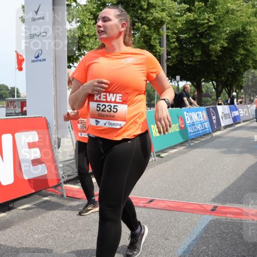 15.06.2025 - REWE Women's Run Strokosch-Dieckow http://msf.ph/oto/7938400 15.06.2025 11:12:25 Ziel 5235, 5386, 5546, 5645, 5650 meine-sportfotos.de
