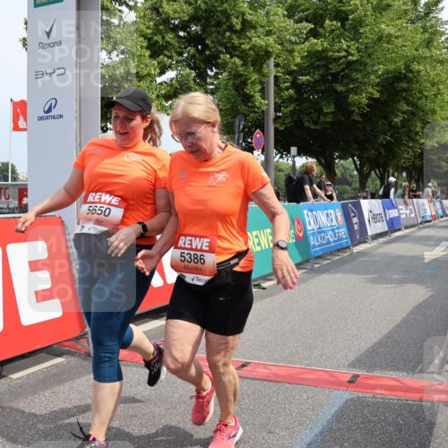 15.06.2025 - REWE Women's Run Strokosch-Dieckow http://msf.ph/oto/7938426 15.06.2025 11:12:30 Ziel 5235, 5386, 5399, 5645, 5650 meine-sportfotos.de