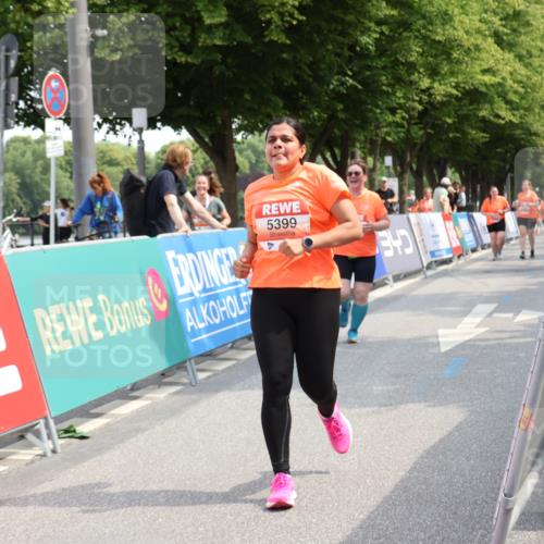 15.06.2025 - REWE Women's Run Strokosch-Dieckow http://msf.ph/oto/7938433 15.06.2025 11:12:36 Ziel 5386, 5399, 5678 meine-sportfotos.de