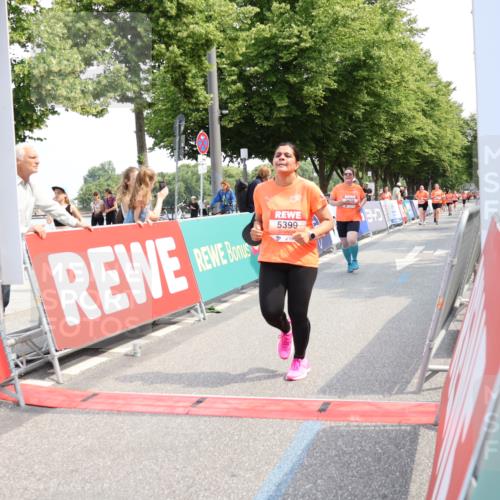 15.06.2025 - REWE Women's Run Strokosch-Dieckow http://msf.ph/oto/7938441 15.06.2025 11:12:37 Ziel 5399, 5678 meine-sportfotos.de