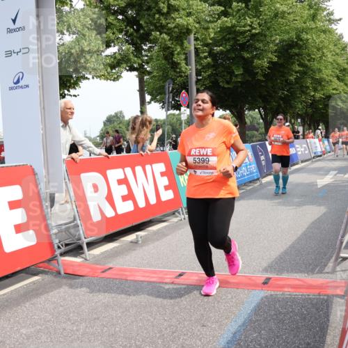 15.06.2025 - REWE Women's Run Strokosch-Dieckow http://msf.ph/oto/7938452 15.06.2025 11:12:37 Ziel 5399, 5678 meine-sportfotos.de