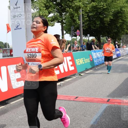 15.06.2025 - REWE Women's Run Strokosch-Dieckow http://msf.ph/oto/7938480 15.06.2025 11:12:38 Ziel 5399, 5678 meine-sportfotos.de