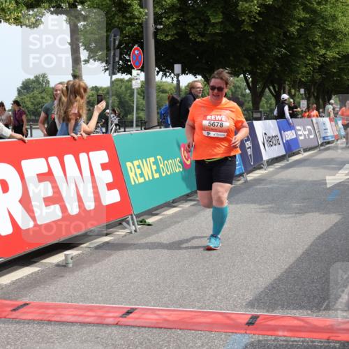 15.06.2025 - REWE Women's Run Strokosch-Dieckow http://msf.ph/oto/7938492 15.06.2025 11:12:38 Ziel 5399, 5678 meine-sportfotos.de