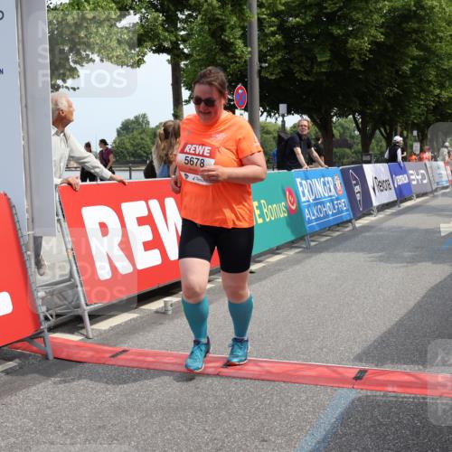 15.06.2025 - REWE Women's Run Strokosch-Dieckow http://msf.ph/oto/7938519 15.06.2025 11:12:39 Ziel 5399, 5678 meine-sportfotos.de