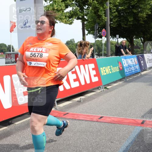15.06.2025 - REWE Women's Run Strokosch-Dieckow http://msf.ph/oto/7938545 15.06.2025 11:12:40 Ziel 5366, 5399, 5678 meine-sportfotos.de