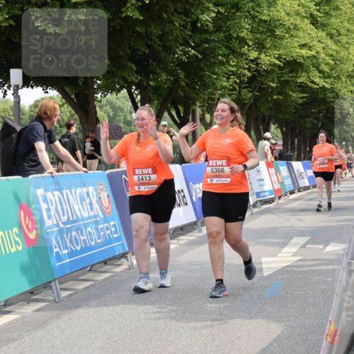 15.06.2025 - REWE Women's Run Strokosch-Dieckow http://msf.ph/oto/7938556 15.06.2025 11:12:44 Ziel 5366, 5413, 5678 meine-sportfotos.de
