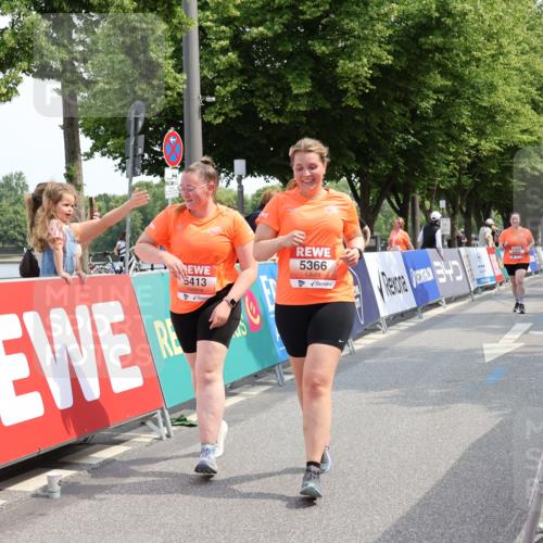 15.06.2025 - REWE Women's Run Strokosch-Dieckow http://msf.ph/oto/7938594 15.06.2025 11:12:46 Ziel 5002, 5366, 5413, 5678 meine-sportfotos.de