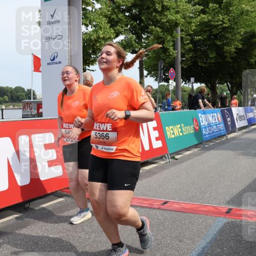 15.06.2025 - REWE Women's Run Strokosch-Dieckow http://msf.ph/oto/7938623 15.06.2025 11:12:47 Ziel 5002, 5366, 5413 meine-sportfotos.de
