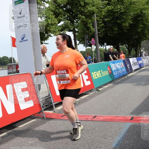 15.06.2025 - REWE Women's Run Strokosch-Dieckow http://msf.ph/oto/7938655 15.06.2025 11:12:52 Ziel 5002, 5168, 5366, 5413 meine-sportfotos.de