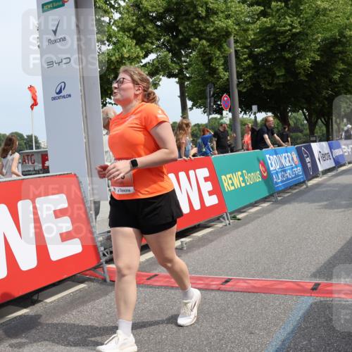 15.06.2025 - REWE Women's Run Strokosch-Dieckow http://msf.ph/oto/7938688 15.06.2025 11:12:58 Ziel 5002, 5168 meine-sportfotos.de
