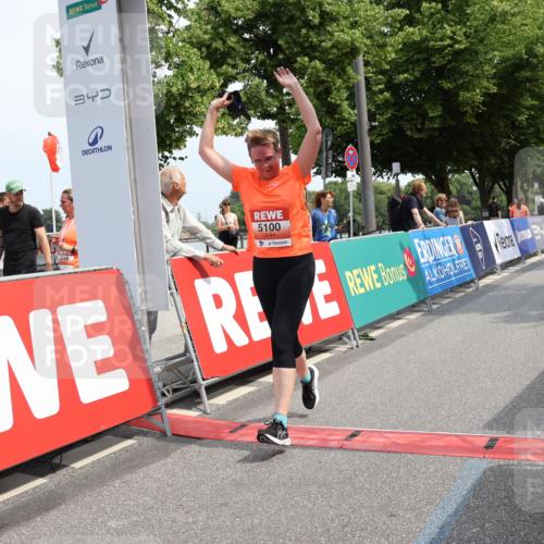 15.06.2025 - REWE Women's Run Strokosch-Dieckow http://msf.ph/oto/7938718 15.06.2025 11:13:06 Ziel 5100 meine-sportfotos.de