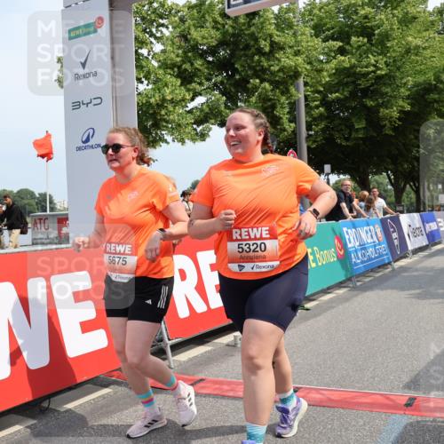 15.06.2025 - REWE Women's Run Strokosch-Dieckow http://msf.ph/oto/7938824 15.06.2025 11:13:21 Ziel 5106, 5320, 5675 meine-sportfotos.de