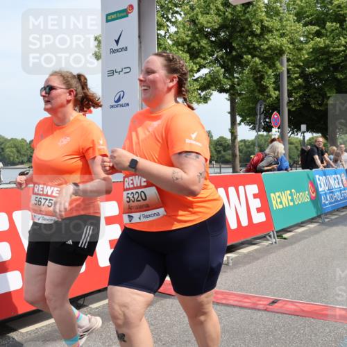 15.06.2025 - REWE Women's Run Strokosch-Dieckow http://msf.ph/oto/7938836 15.06.2025 11:13:22 Ziel 5106, 5320, 5675 meine-sportfotos.de