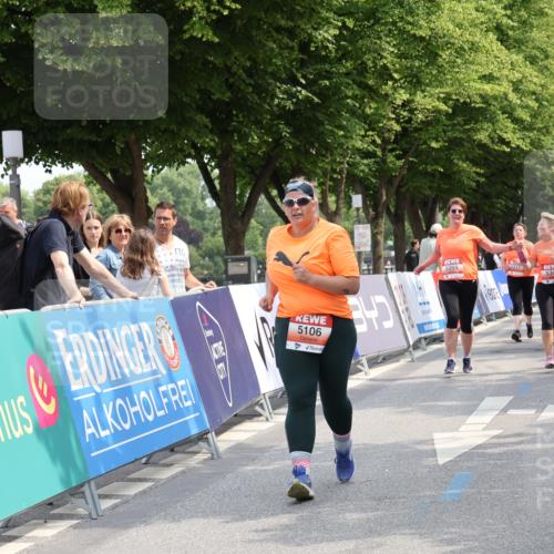 15.06.2025 - REWE Women's Run Strokosch-Dieckow http://msf.ph/oto/7938850 15.06.2025 11:13:25 Ziel 5106, 5320, 5355, 5675 meine-sportfotos.de