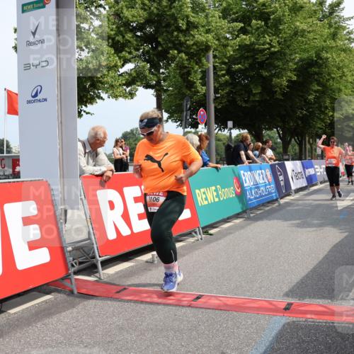 15.06.2025 - REWE Women's Run Strokosch-Dieckow http://msf.ph/oto/7938888 15.06.2025 11:13:28 Ziel 5106, 5309, 5317, 5320, 5355, 5369, 5482 meine-sportfotos.de