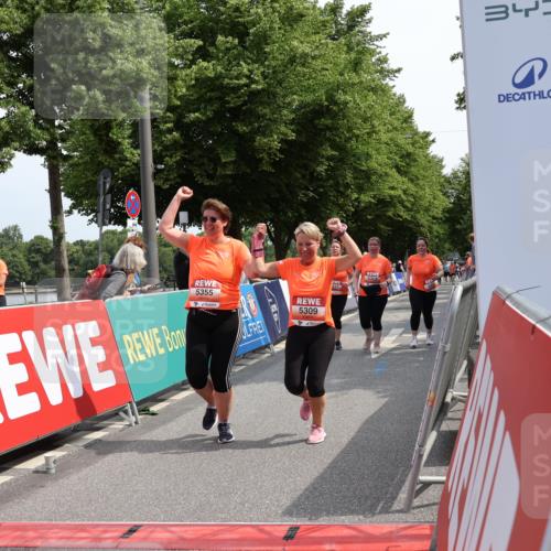 15.06.2025 - REWE Women's Run Strokosch-Dieckow http://msf.ph/oto/7938912 15.06.2025 11:13:31 Ziel 5106, 5309, 5317, 5355, 5369, 5482 meine-sportfotos.de