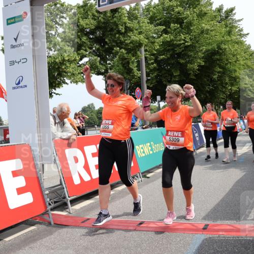 15.06.2025 - REWE Women's Run Strokosch-Dieckow http://msf.ph/oto/7938931 15.06.2025 11:13:32 Ziel 5106, 5309, 5317, 5355, 5369, 5482 meine-sportfotos.de