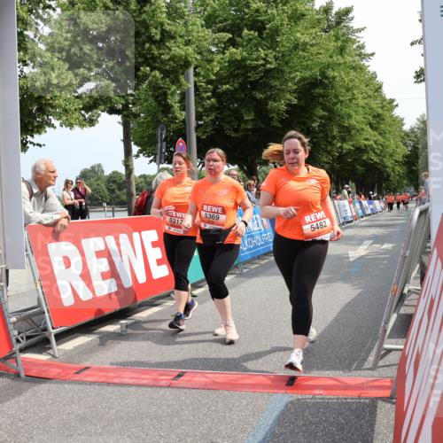 15.06.2025 - REWE Women's Run Strokosch-Dieckow http://msf.ph/oto/7938956 15.06.2025 11:13:34 Ziel 5106, 5309, 5317, 5355, 5369, 5482 meine-sportfotos.de