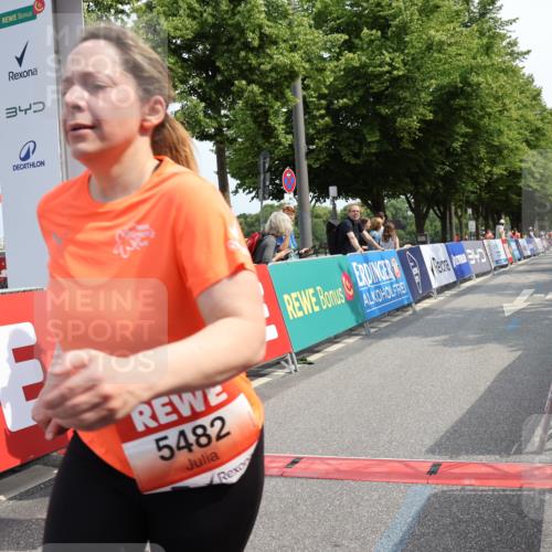 15.06.2025 - REWE Women's Run Strokosch-Dieckow http://msf.ph/oto/7938985 15.06.2025 11:13:35 Ziel 5309, 5317, 5355, 5369, 5482 meine-sportfotos.de