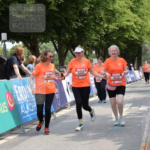 15.06.2025 - REWE Women's Run Strokosch-Dieckow http://msf.ph/oto/7938995 15.06.2025 11:13:52 Ziel 5243, 5287, 5631, 5632 meine-sportfotos.de