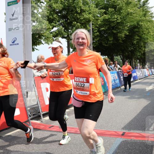 15.06.2025 - REWE Women's Run Strokosch-Dieckow http://msf.ph/oto/7939049 15.06.2025 11:13:55 Ziel 5243, 5287, 5631, 5632 meine-sportfotos.de