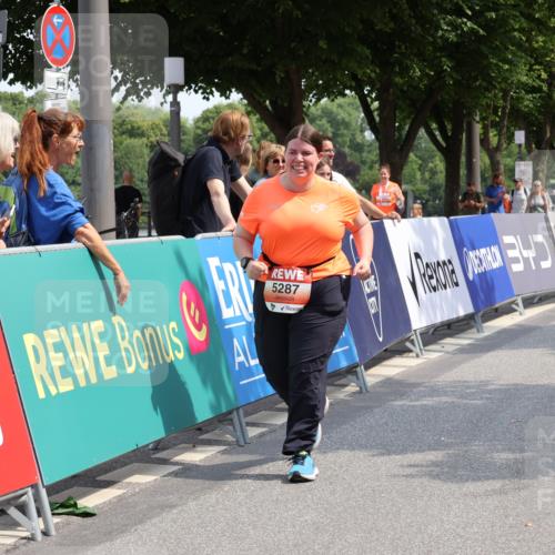 15.06.2025 - REWE Women's Run Strokosch-Dieckow http://msf.ph/oto/7939055 15.06.2025 11:13:56 Ziel 5243, 5287, 5631, 5632 meine-sportfotos.de
