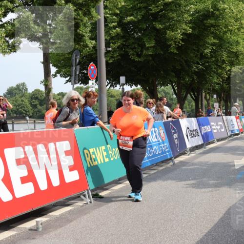15.06.2025 - REWE Women's Run Strokosch-Dieckow http://msf.ph/oto/7939064 15.06.2025 11:13:57 Ziel 5243, 5287, 5631, 5632 meine-sportfotos.de