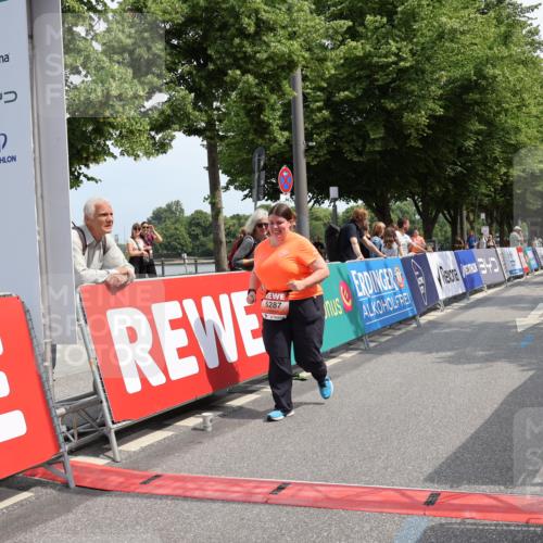 15.06.2025 - REWE Women's Run Strokosch-Dieckow http://msf.ph/oto/7939073 15.06.2025 11:13:57 Ziel 5243, 5287, 5631, 5632 meine-sportfotos.de