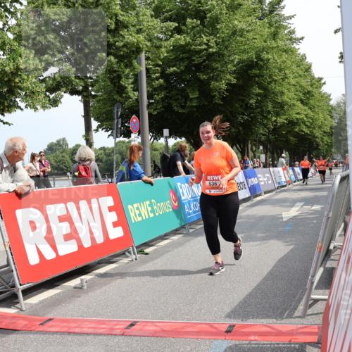 15.06.2025 - REWE Women's Run Strokosch-Dieckow http://msf.ph/oto/7939112 15.06.2025 11:14:04 Ziel 5287, 5363 meine-sportfotos.de