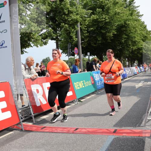 15.06.2025 - REWE Women's Run Strokosch-Dieckow http://msf.ph/oto/7939196 15.06.2025 11:14:15 Ziel 5330, 5466 meine-sportfotos.de