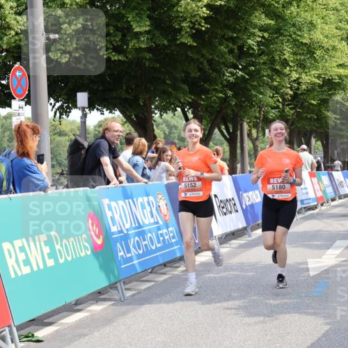 15.06.2025 - REWE Women's Run Strokosch-Dieckow http://msf.ph/oto/7939239 15.06.2025 11:14:21 Ziel 5152, 5180, 5330, 5466 meine-sportfotos.de