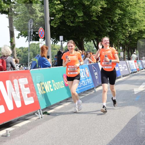 15.06.2025 - REWE Women's Run Strokosch-Dieckow http://msf.ph/oto/7939267 15.06.2025 11:14:22 Ziel 5152, 5180, 5330, 5466 meine-sportfotos.de