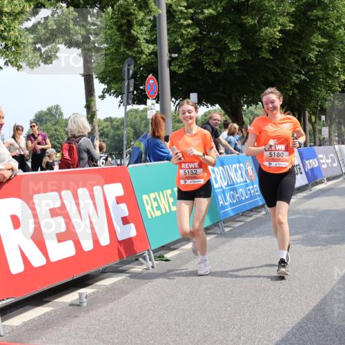 15.06.2025 - REWE Women's Run Strokosch-Dieckow http://msf.ph/oto/7939281 15.06.2025 11:14:22 Ziel 5152, 5180, 5330, 5466 meine-sportfotos.de