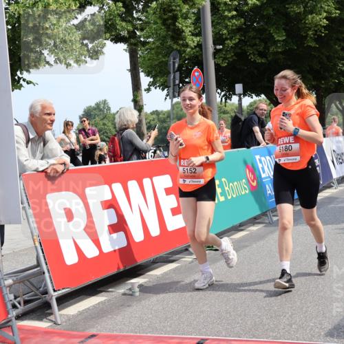 15.06.2025 - REWE Women's Run Strokosch-Dieckow http://msf.ph/oto/7939291 15.06.2025 11:14:23 Ziel 5152, 5180 meine-sportfotos.de