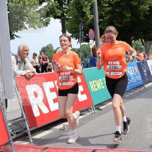 15.06.2025 - REWE Women's Run Strokosch-Dieckow http://msf.ph/oto/7939304 15.06.2025 11:14:23 Ziel 5152, 5180 meine-sportfotos.de