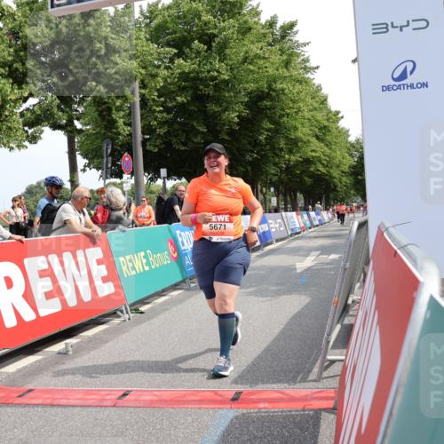 15.06.2025 - REWE Women's Run Strokosch-Dieckow http://msf.ph/oto/7939339 15.06.2025 11:14:49 Ziel 5671 meine-sportfotos.de