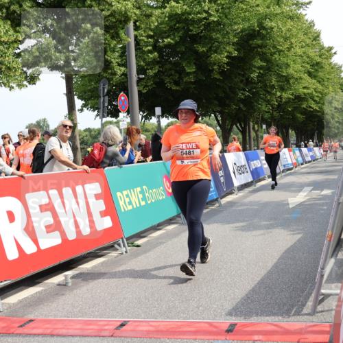 15.06.2025 - REWE Women's Run Strokosch-Dieckow http://msf.ph/oto/7939364 15.06.2025 11:15:03 Ziel 5322, 5481 meine-sportfotos.de